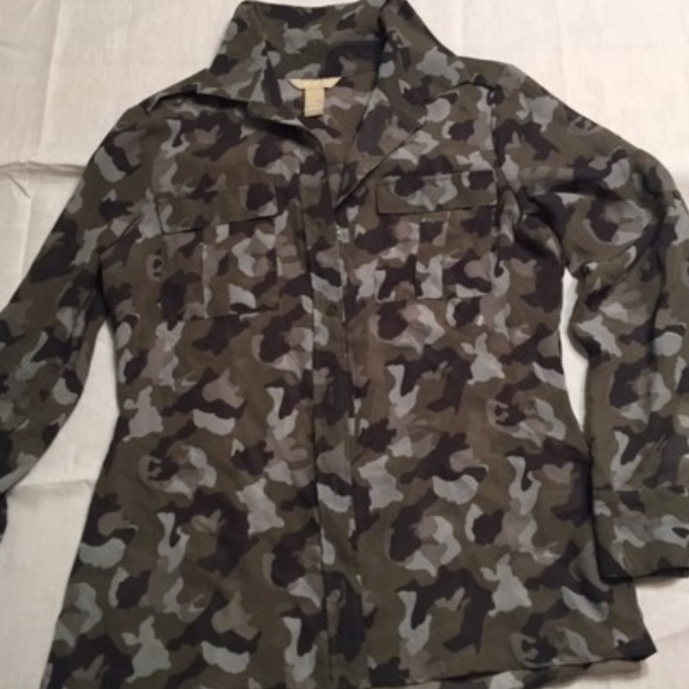 Women's Banana Republic Camo Button Up Top Sz. S